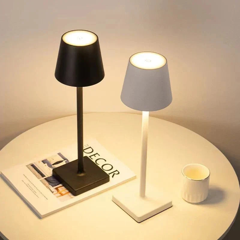 Dimmbare tragbare LED Tischlampe für stimmungsvolles Ambiente, kabellos mit Akku für drinnen & draußen.