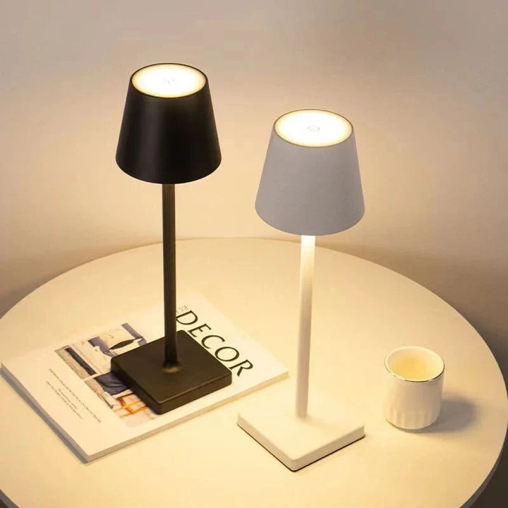 Dimmbare tragbare LED Tischlampe für stimmungsvolles Ambiente, kabellos mit Akku für drinnen & draußen.