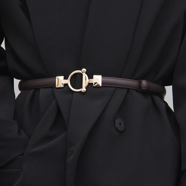 Eleganter schwarzer Damen Gürtel, minimalistisch. Perfekt für Kleider & Hosen, verstellbar.