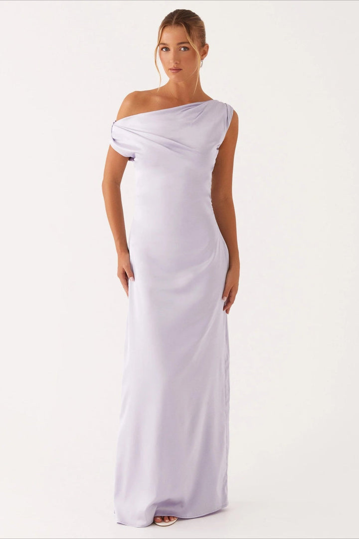 Detail: Elegantes Damen Abendkleid, fließender Rock und raffinierter Schnitt für festliche Momente.