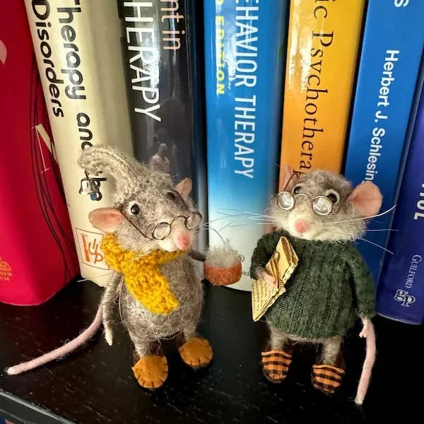 Charmante WhiskerWool Nadelfilzmaus, handgefertigt, bereichert jede Raumdekoration mit ihrem Flair.