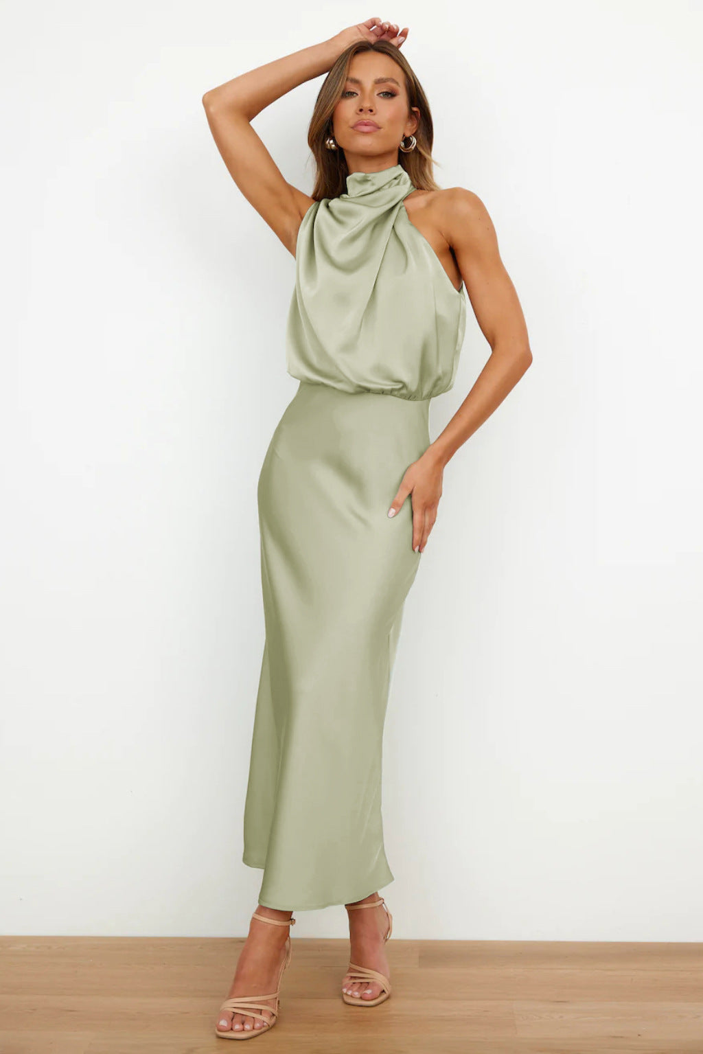 Damen Maxikleid mit Halterneck, luxuriöses Abendkleid für den glamourösen Auftritt.