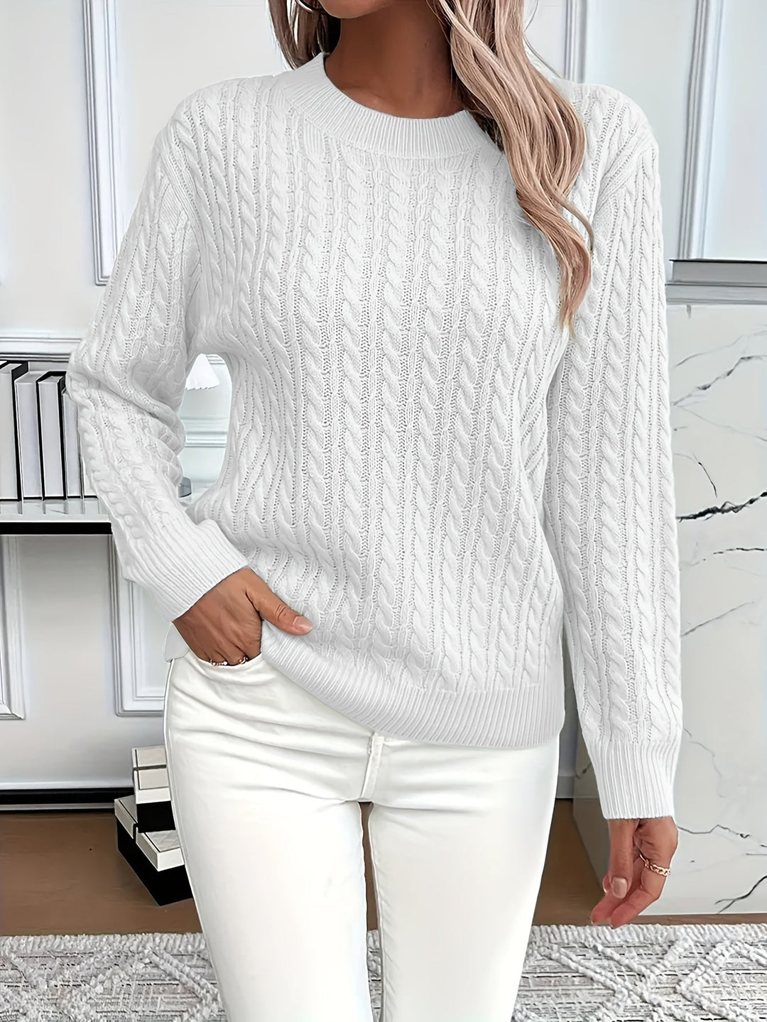 Gefalteter Damen Strickpullover mit Zopfmuster, weich, komfortabel und stilvoll für die Übergangszeit.