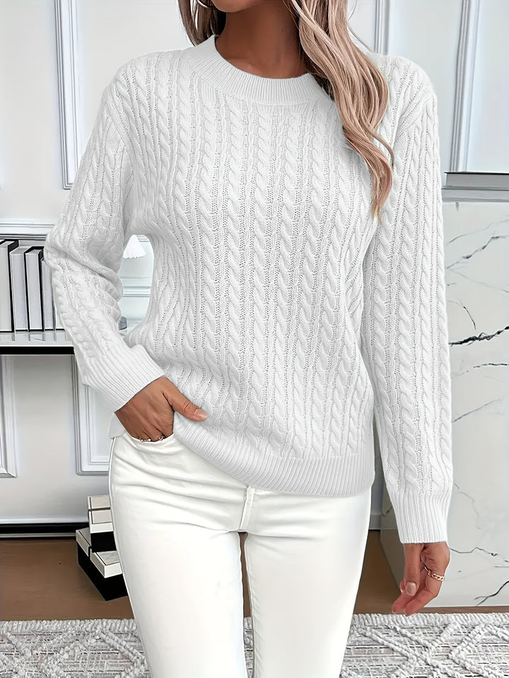 Gefalteter Damen Strickpullover mit Zopfmuster, weich, komfortabel und stilvoll für die Übergangszeit.