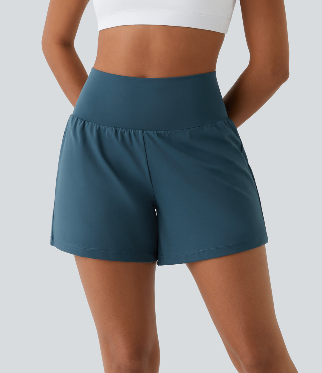 Komfortable Damen Trainingsshorts mit hohem Bund und Taschen für Handy und Essentials.