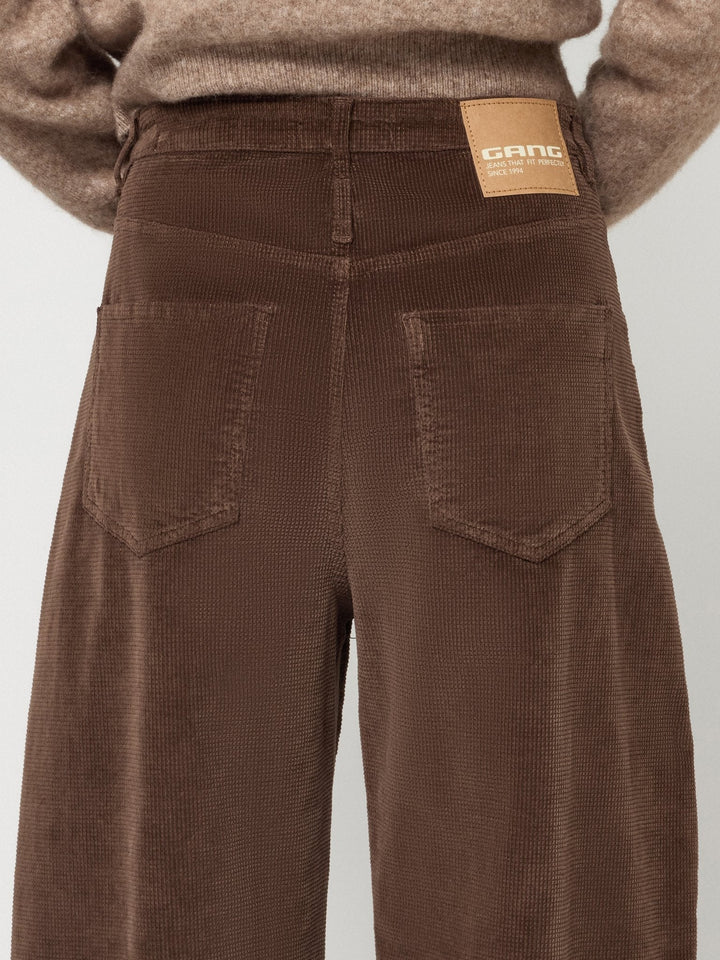 Ganzansicht der Damen Cordhose O-Shape, hoher Bund, konisches Bein, zeigt Passform und moderne Ästhetik.