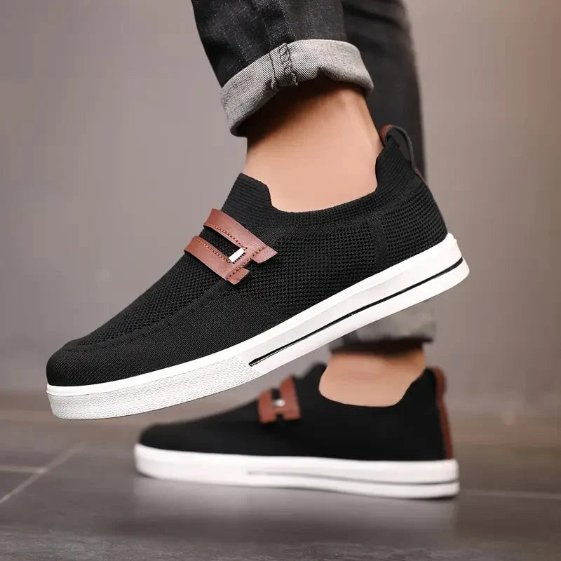 Ideale Reiseschuhe: Leichte, atmungsaktive Herren Slip-On Sneaker zum schnellen An- und Ausziehen.