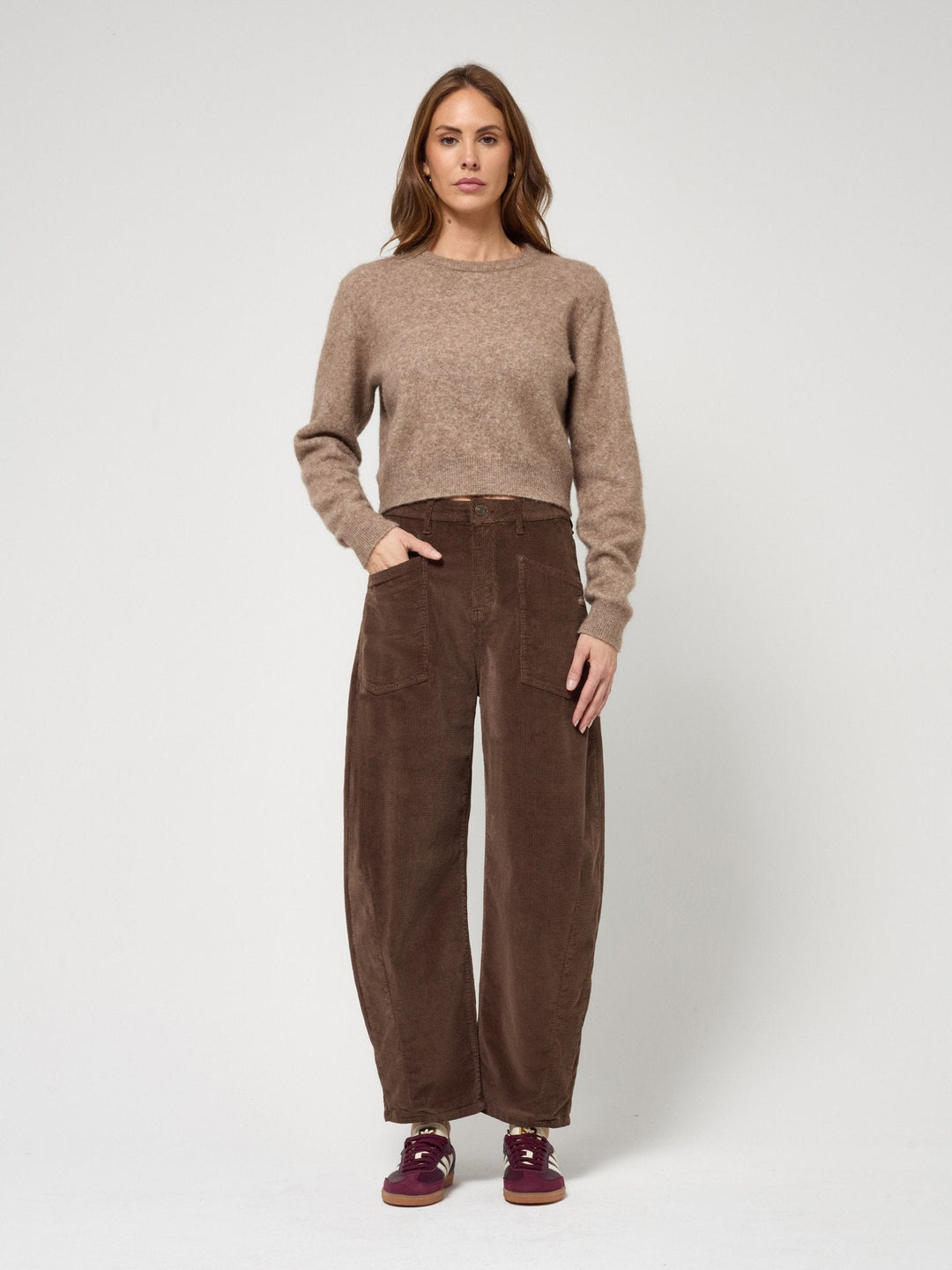 Detailansicht: O-Shape Damen Cordhose, hohe Taille und konisches Bein, betont die einzigartige Passform.