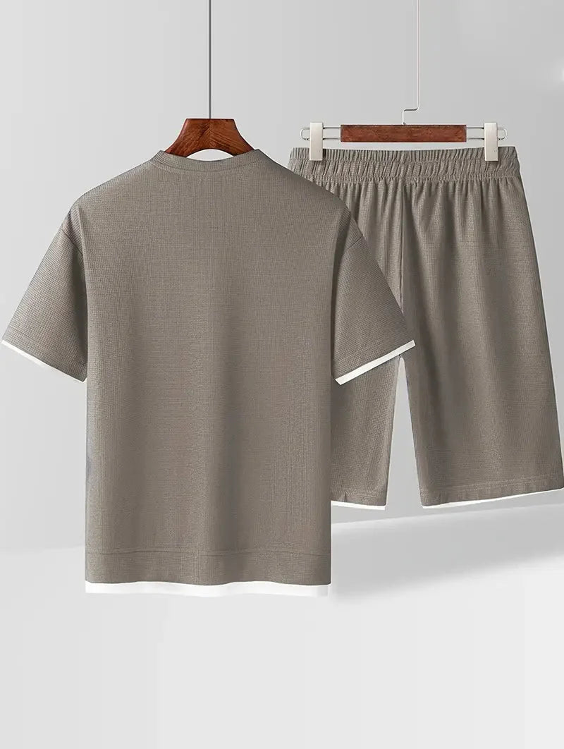 Trendiges Herren Sommer-Set: Waffelstrick Kurzarmshirt & Shorts, bequem und stilvoll.