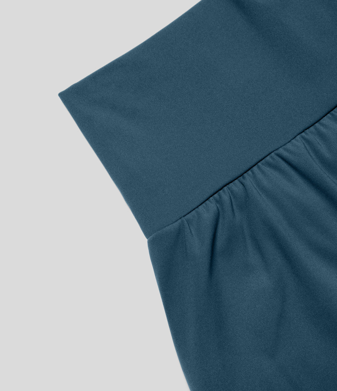 Damen Yoga Shorts High Waist mit doppelter Schicht und praktischen Taschen in Schwarz.