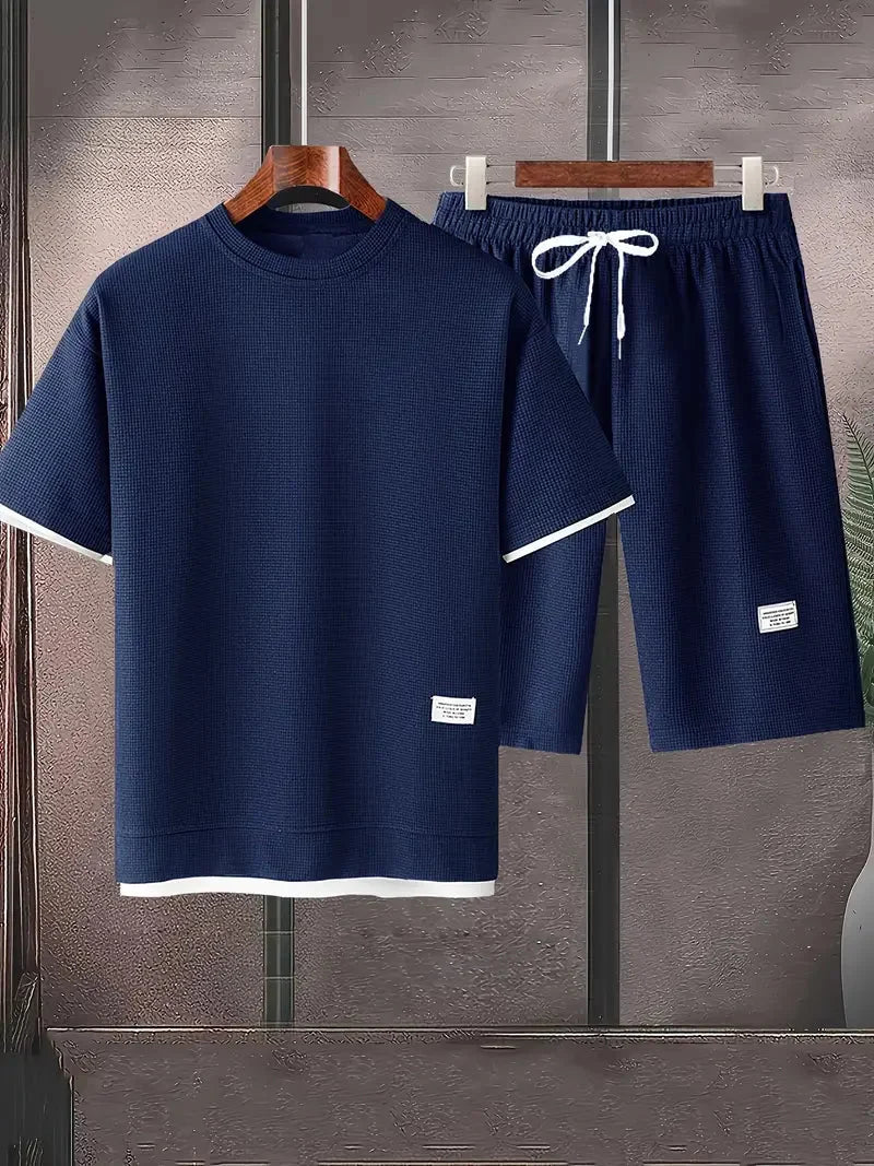Bequemes Herren Waffelstrick-Outfit: Zweiteiler mit Kurzarmshirt & Shorts, vielseitig einsetzbar.