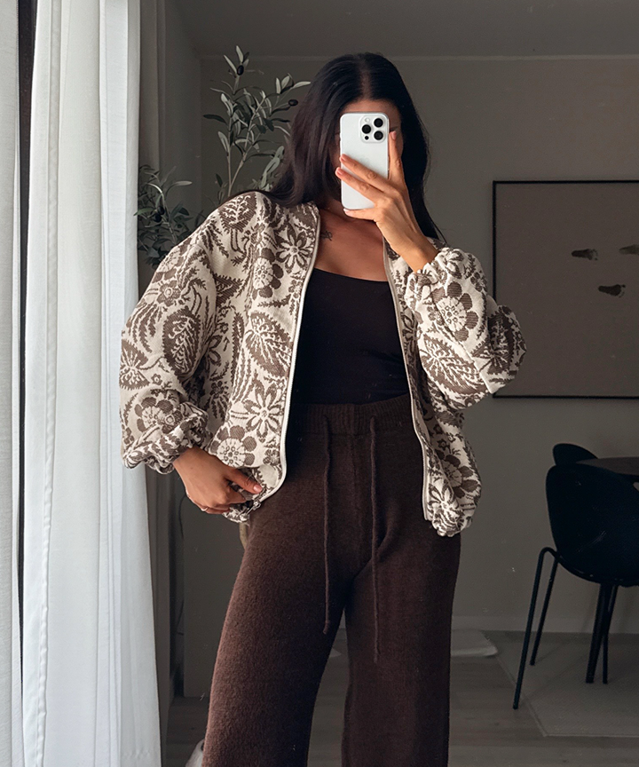 Hochwertige Damenhose mit weitem Bein. Ihr fließender Fall und lockerer Schnitt bieten Eleganz und Komfort im Alltag.