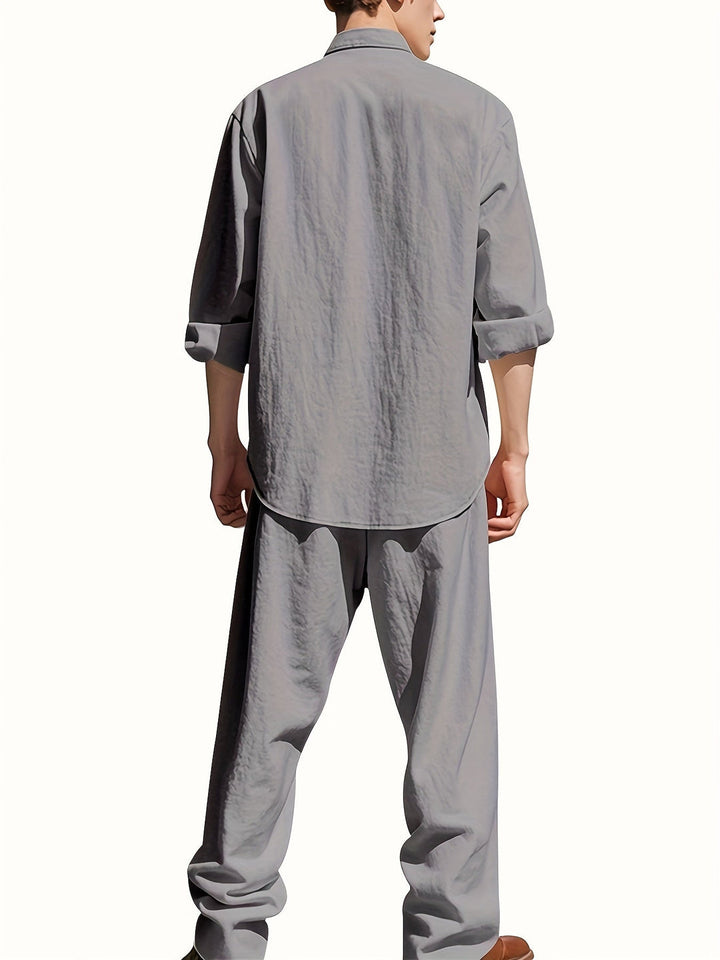 Herren Strand Outfit: Atmungsaktives Sommer Set mit Stehkragen Hemd und weiter Hose.