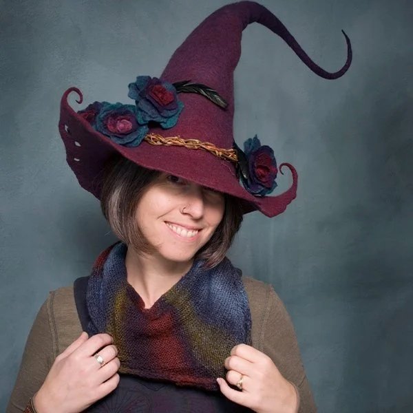 Stilvoller Hexenhut für dein Halloween-Outfit. Unisex Design, ideal für Cosplay & Zauberer-Kostüme.