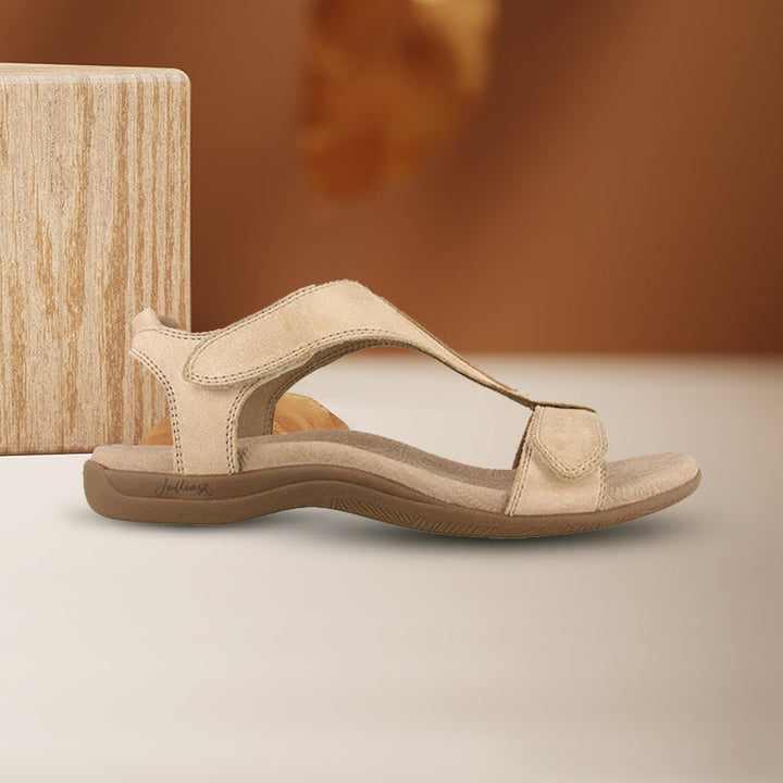 Detailaufnahme der Damen Keilsandaletten mit Klettverschluss, bequemer Keilabsatz und rutschfeste Sohle.