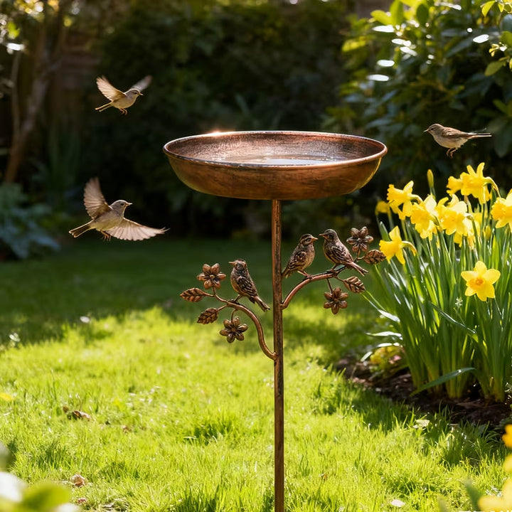 Schicke Vogeltränke für den Garten, aus Metall in Kupfer-Optik. Wetterfestes Vogelbad mit Erdspieß für Wildvögel.