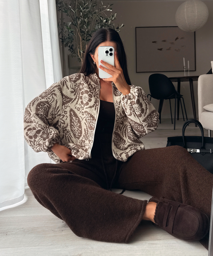 Frau trägt bequeme, vielseitige Damenhose mit weitem Bein. Fließender Stoff & eleganter Schnitt für moderne Looks.