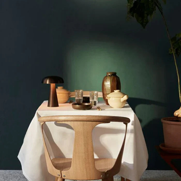 Designer Pilzlampe in Gold-Bronze, kabellos, spendet warmes LED-Stimmungslicht.