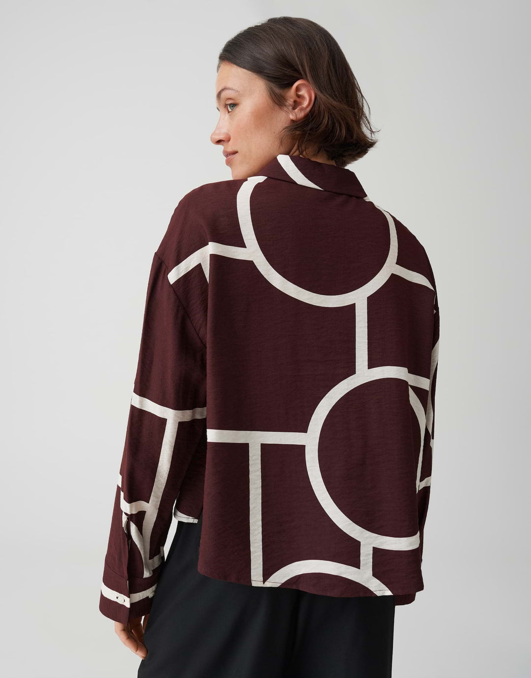 Lässige Übergangsbluse für Damen mit grafischem Muster, Langarm und lockerer Passform; ideal für modische Looks.