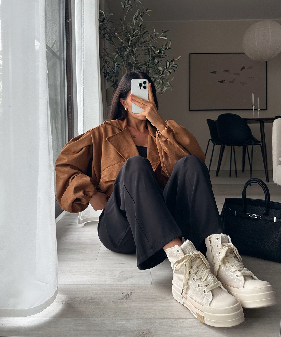 Damen Trench-Cropjacke mit Reverskragen in Wildlederoptik, vielseitiger Kurzmantel für Mode-Outfits.