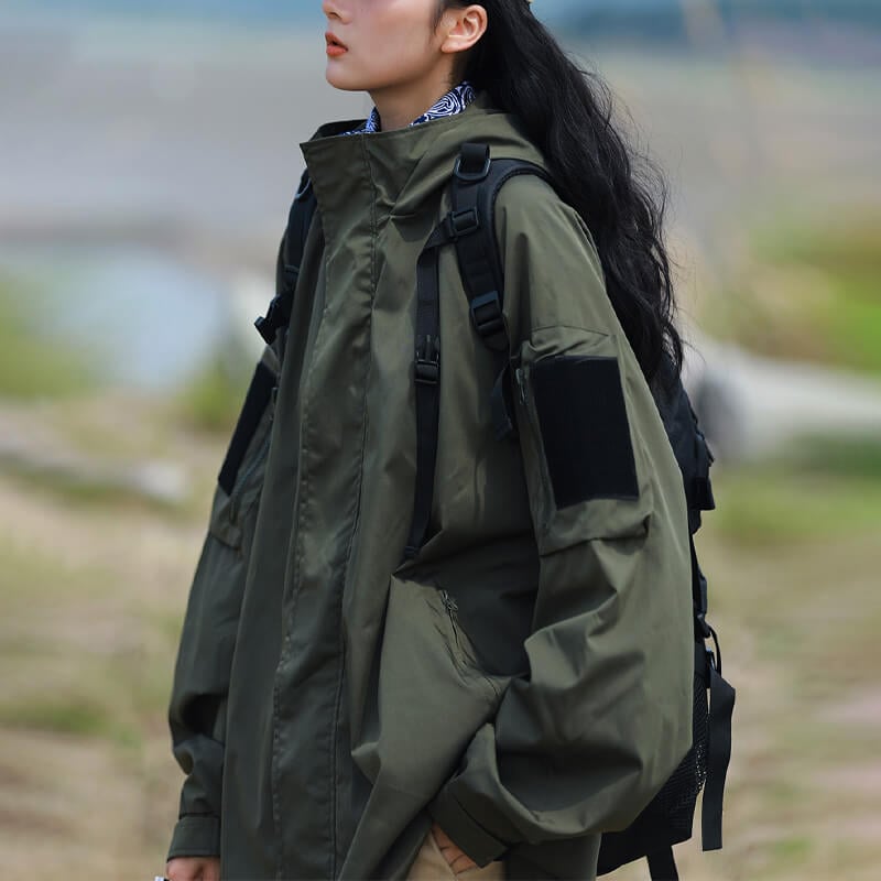 Seitliche Ansicht der winddichten Damen Softshelljacke mit Kapuze, geeignet für Radfahren & Freizeit.