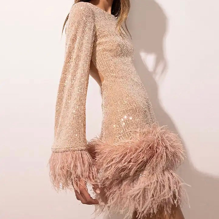Rosa Pailletten Minikleid für Damen mit zarten Federn, perfekt für glamouröse Partynächte.