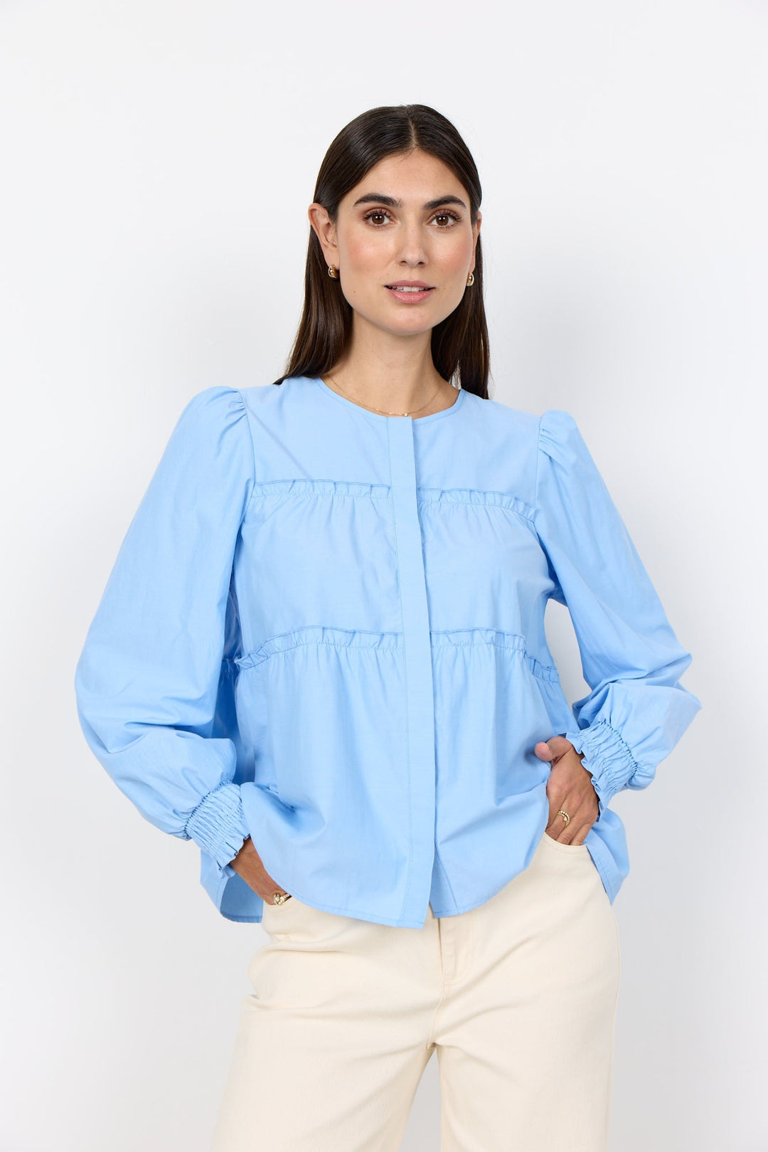 Feminine Damen Rüschenbluse mit Rundhals, ideal als stilvolles Oberteil für Freizeit und Alltag.