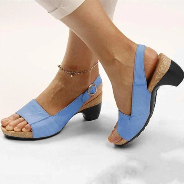 Moderne Damen Sandalen mit dickem Absatz, bequem, ergonomisch und stilvoll für jede Sommeraktivität.