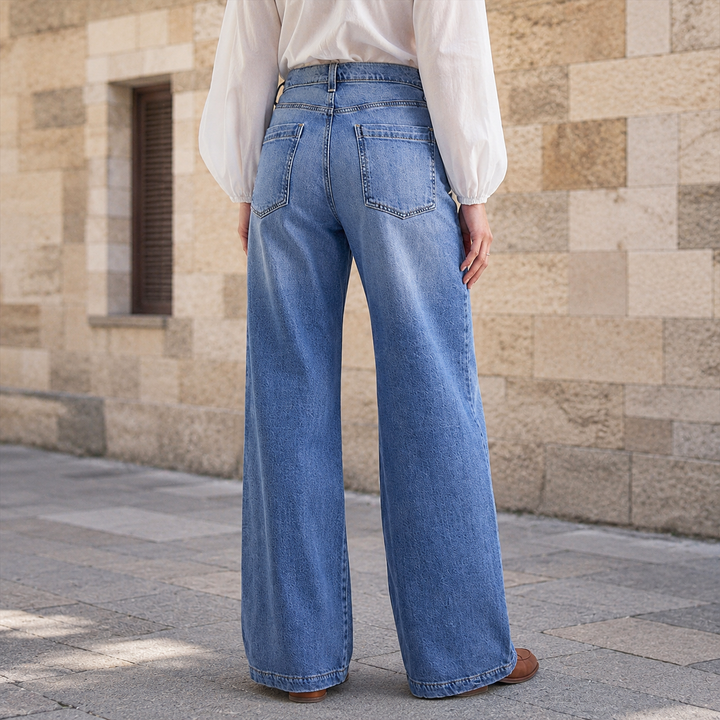 Stylische Damen Flare Jeans im Retro-Look, hoher Bund und weites Bein für eine moderne Silhouette.