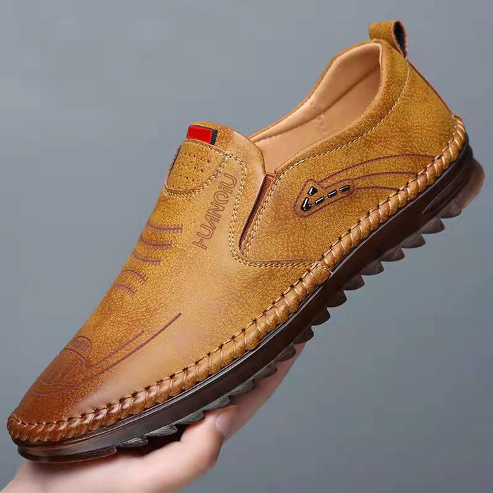 Braune Herren Slipper, bequem und leicht, mit rutschfester Sohle für Freizeit & Spaziergänge.