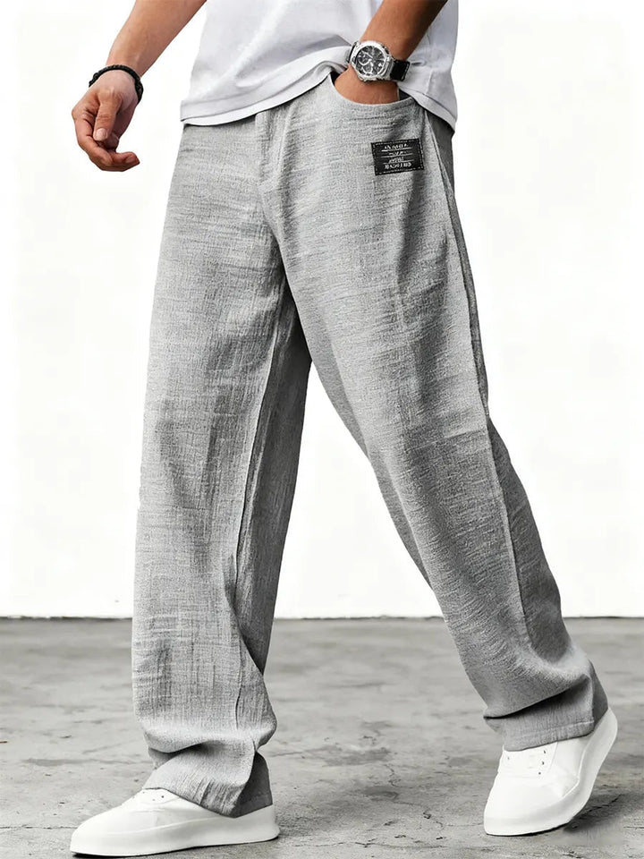 Entspannte Herrenhose mit weitem Bein. Lockere Freizeithose mit Kordelzug, gerader Schnitt für maximalen Komfort & Lässigkeit.