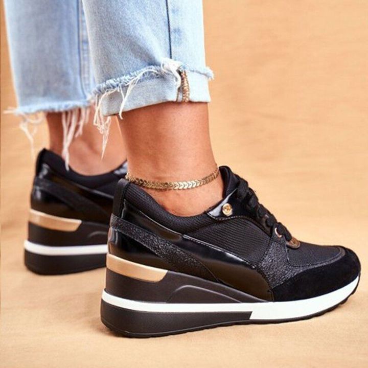 Sportliche Damen Orthopädische Sneaker in zeitlosem Design mit atmungsaktivem Obermaterial.