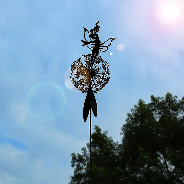 Elegante tanzende Fee als Gartenstecker. Verzaubert jeden Gartenbereich mit Märchenflair.