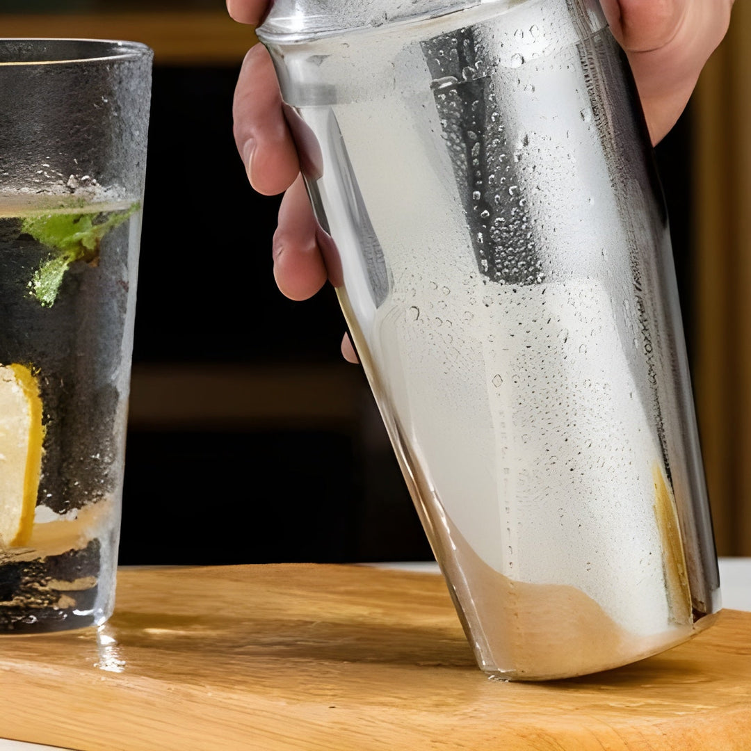 Elegantes Cocktail-Set aus gebürstetem Edelstahl, ideal für jede moderne Hausbar und stilvolle Mixgetränke.