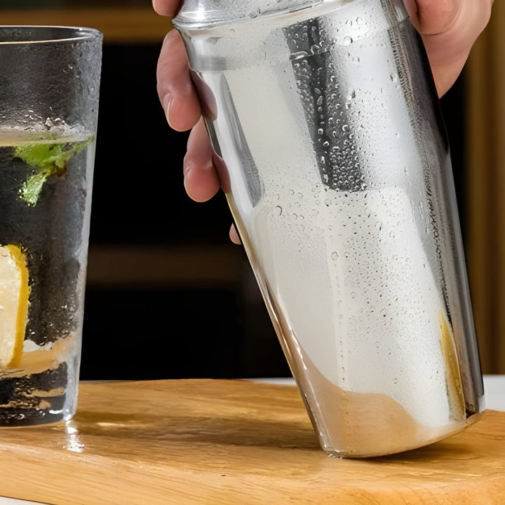 Elegantes Cocktail-Set aus gebürstetem Edelstahl, ideal für jede moderne Hausbar und stilvolle Mixgetränke.