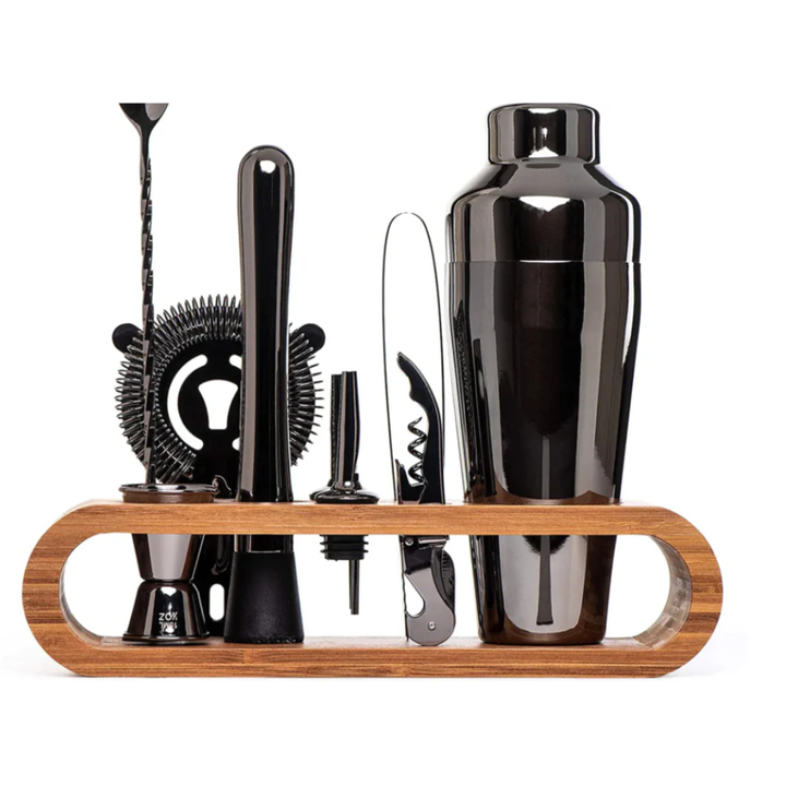 Vollständiges 10-teiliges Cocktail-Set aus Edelstahl, bereit für die Zubereitung köstlicher Mixgetränke.