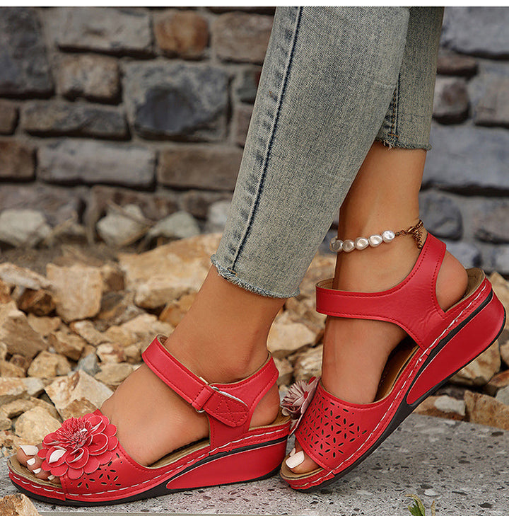Ergonomische Sandalen für Damen: Weiße Sommerschuhe mit Komfort-Fußbett und atmungsaktivem Design.