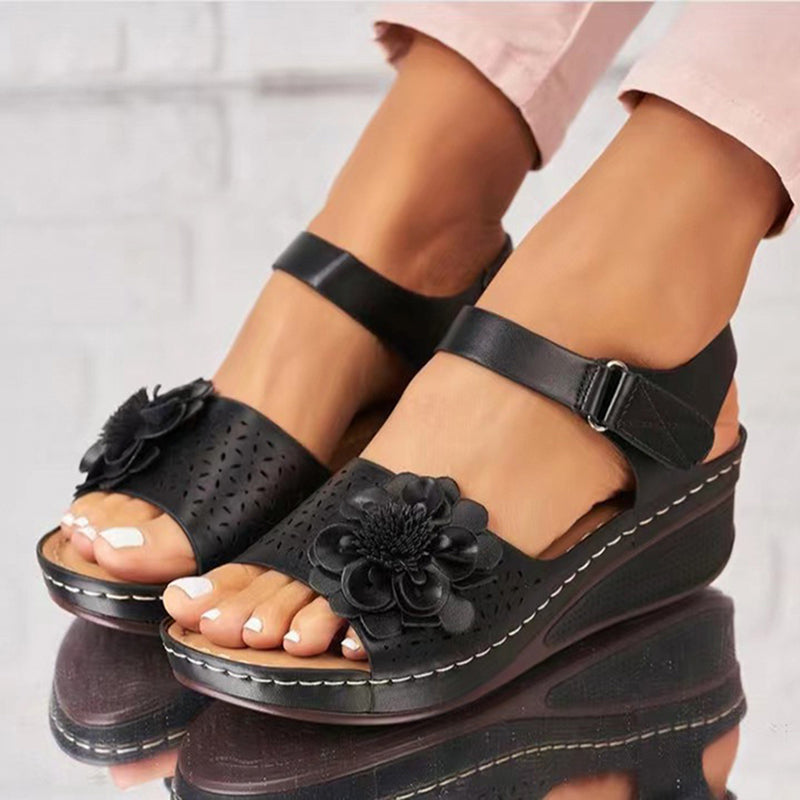 Sportliche Damensandalen: Leichte und atmungsaktive Sandalen für aktive Frauen, perfekt für Freizeit und Urlaub.