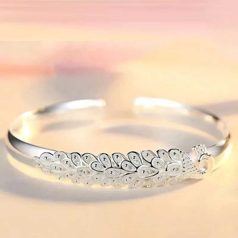 Modernes Damen-Armband aus 925er Silber mit prächtigem Pfauenmotiv, vielseitiger Schmuck.