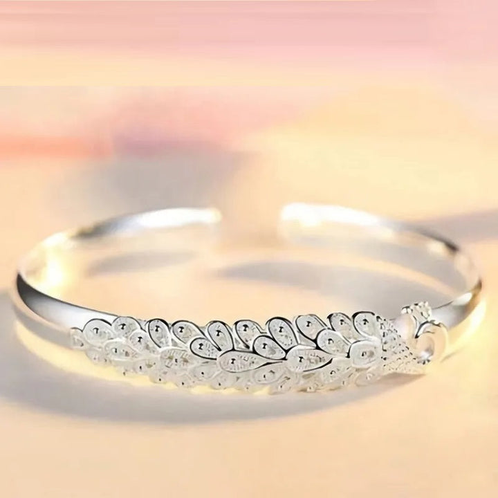 Modernes Damen-Armband aus 925er Silber mit prächtigem Pfauenmotiv, vielseitiger Schmuck.