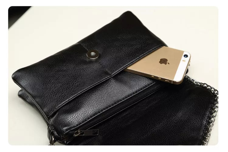 Moderne Damen Umschlag-Umhängetasche mit Kette, perfekt als stilvolle Abendtasche für elegante Outfits.