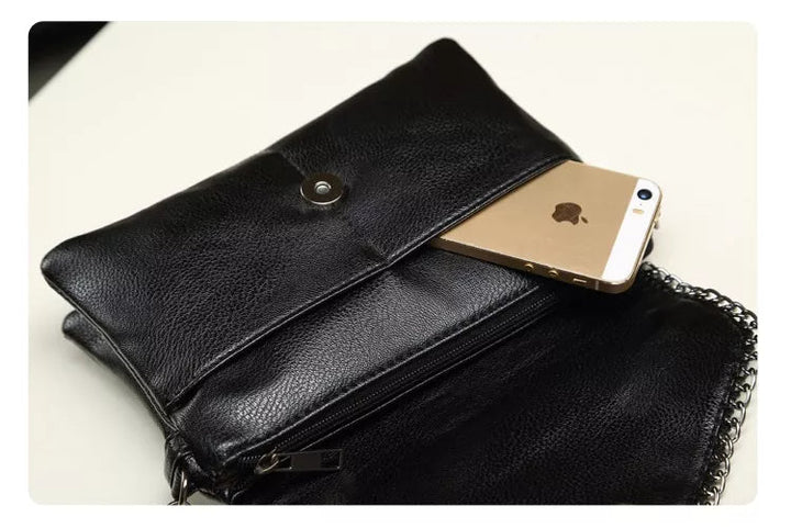 Moderne Damen Umschlag-Umhängetasche mit Kette, perfekt als stilvolle Abendtasche für elegante Outfits.