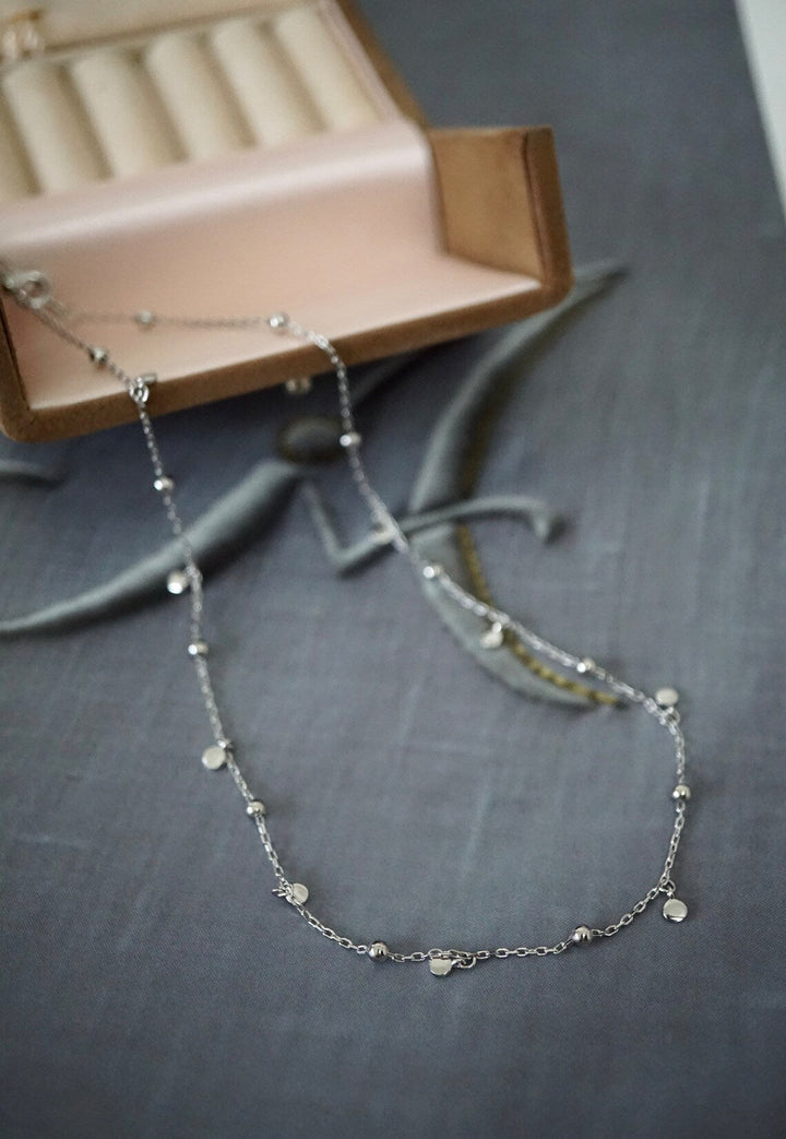 Zierliche Perlenkette und Scheibenkette aus 925 Sterling Silber für elegante Damen.