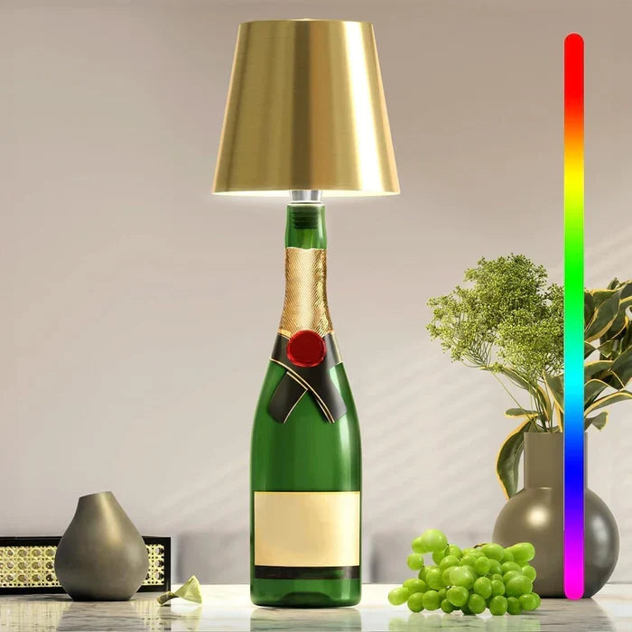 Robuste Outdoor-LED-Lampe, tragbar und dimmbar, für stimmungsvolle Beleuchtung im Freien.