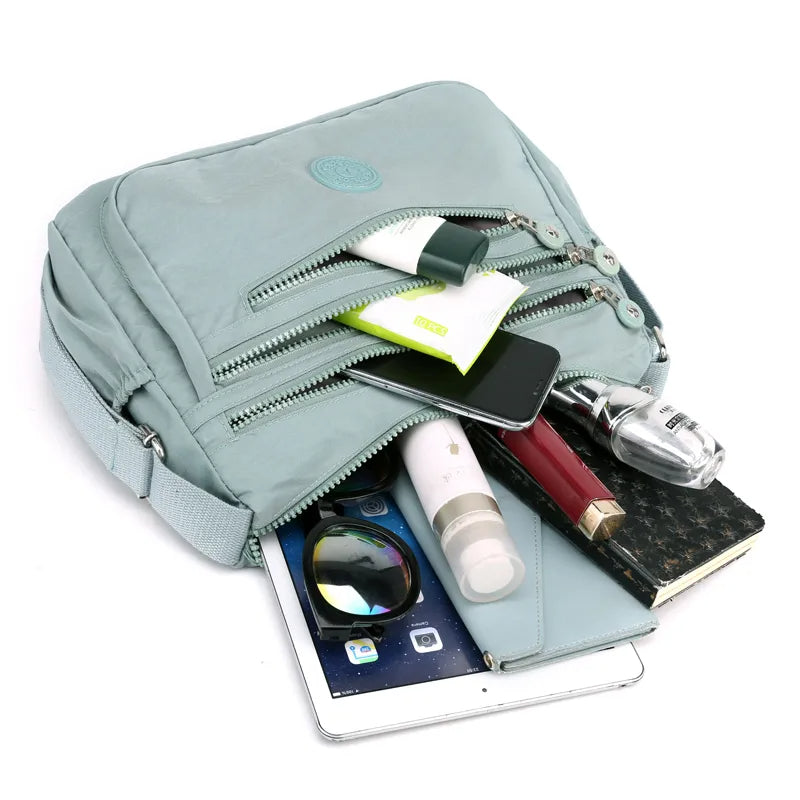 Stilvolle Damen Handtasche, wasserabweisend, als Schultertasche tragbar. Modernes Design für modebewusste Frauen.