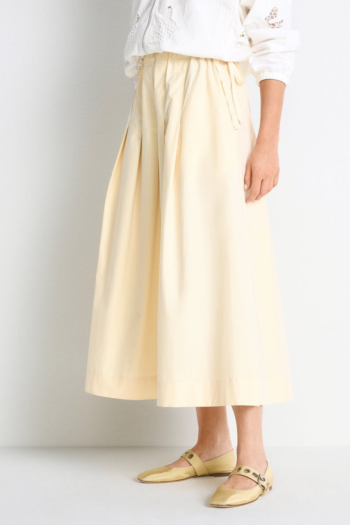 Modischer Damen Midirock mit elastischem Bund, schmeichelhaftem A-Linien Schnitt und eleganten Falten.