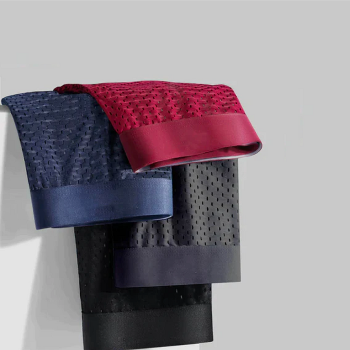 Mann trägt bequeme, atmungsaktive Herren Boxershorts. Komfortable & flexible Premium Unterwäsche für jeden Tag.