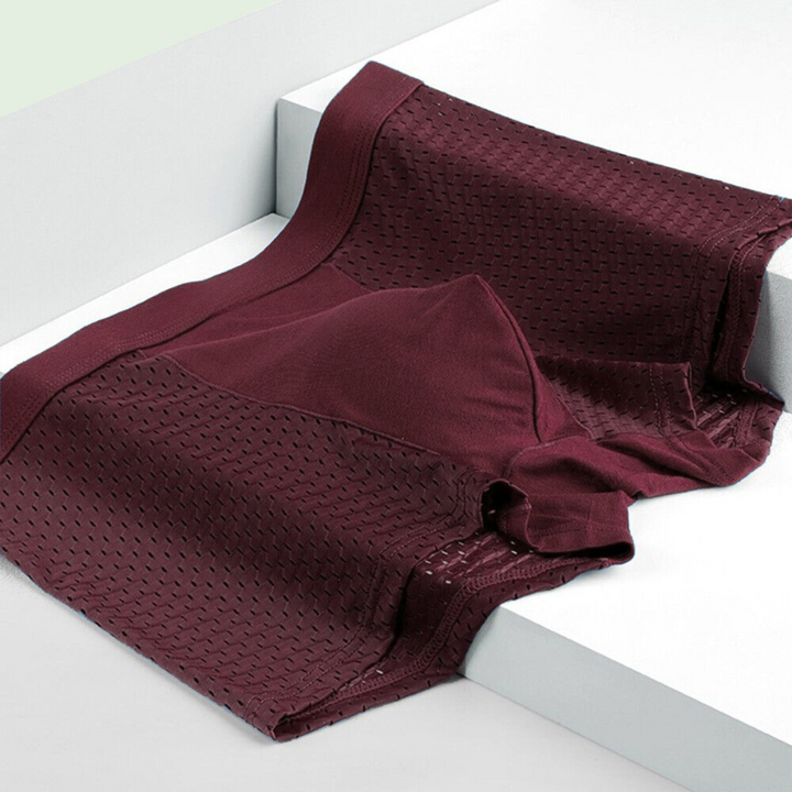 Mann in flexiblen Herren Boxershorts, die Bewegungsfreiheit bieten. Langlebige, atmungsaktive Premium Unterwäsche.