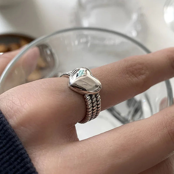 Damen Herzring mit Retro-Charme aus 925 Sterling Silber. Ausdrucksstarker Schmuck, perfekte Geschenkidee.