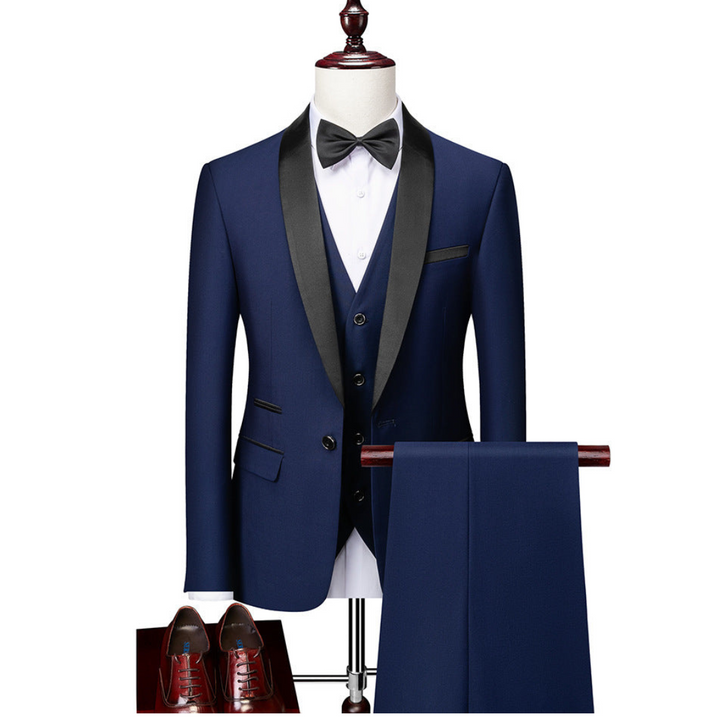 Detailansicht des stilvollen Sakkos vom Herren Dreiteiler Anzug. Perfekt für Business & festliche Events.